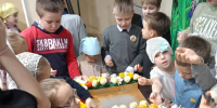 На приходе святых равноапостольных Мефодия и Кирилла, Учителей Словенских осваивают храмовую флористику - Саранская епархия