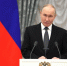 Путин: «Вот мы с вами стоим здесь: тепло. А ребята – вброд. Идут по грудь в воде и автоматы несут сверху. Они воюют за Россию» - Столица С