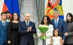 Владимир Путин вручил орден «Мать-героиня» многодетной маме из Саранска Наталье Автаевой